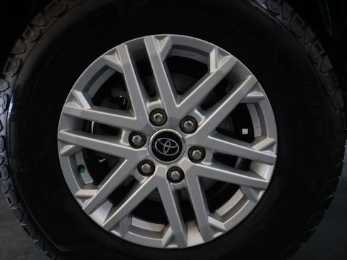 Used 2022 Toyota Tundra SR5 w/ SR5 Convenience Package image 31