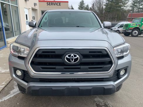 Used 2017 Toyota Tacoma SR5 w/ Tow Package RWD image 2