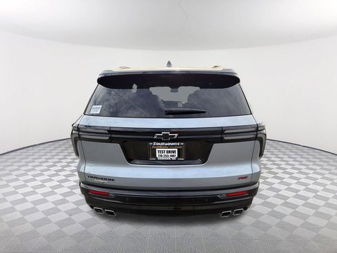 Used 2025 Chevrolet Traverse RS FWD image 6