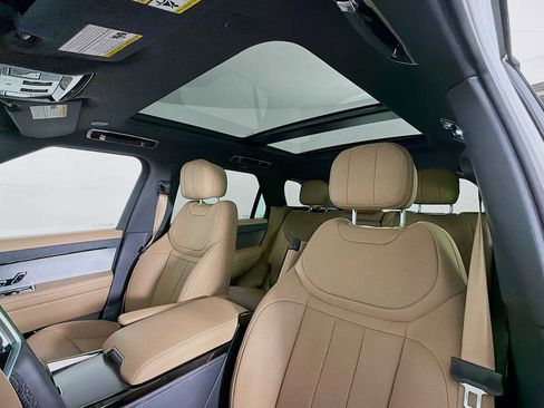 Used 2025 Land Rover Range Rover Sport SE image 13