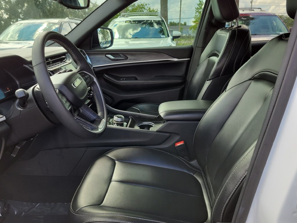 Used 2024 Jeep Grand Cherokee L Limited w/ Black Appearance Package AWD/4WD image 18
