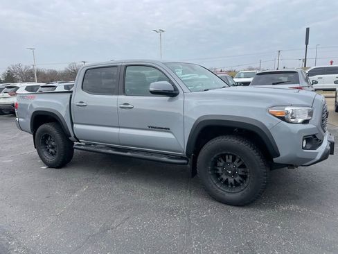 Used 2020 Toyota Tacoma TRD Off-Road image 2