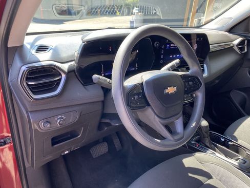 Used 2025 Chevrolet TrailBlazer LT AWD/4WD image 2
