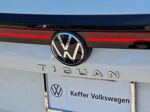 Used 2025 Volkswagen Tiguan SE w/ Panoramic Sunroof Package AWD/4WD image 30