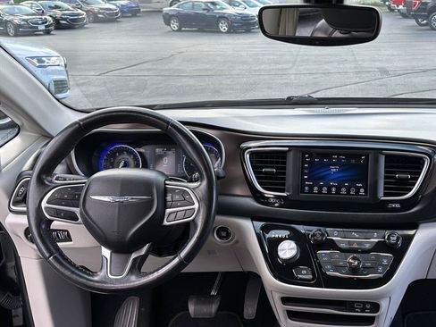 Used 2019 Chrysler Pacifica Touring-L FWD image 46