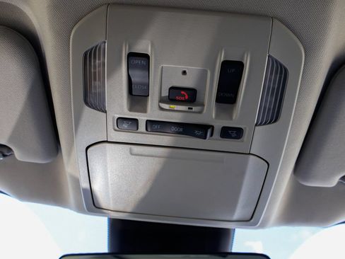 Used 2025 Toyota Highlander XLE FWD image 23