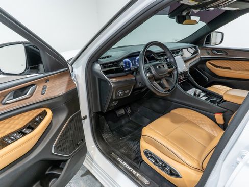 Used 2023 Jeep Grand Cherokee Summit image 12