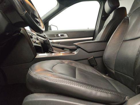 Used 2017 Ford Explorer XLT w/ Equipment Group 202A FWD image 17