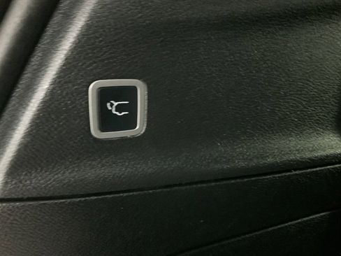 Used 2023 Chrysler Pacifica Touring image 8