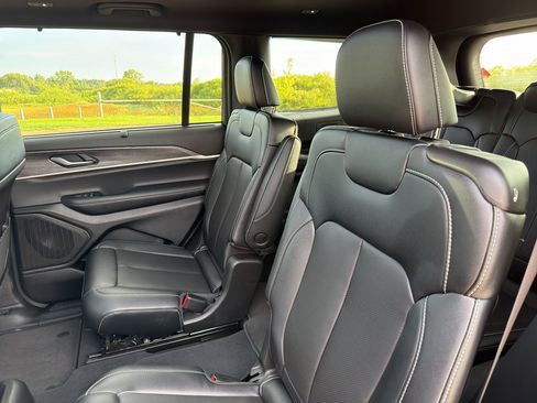 Used 2024 Jeep Grand Cherokee L Limited w/ Luxury Tech Group II AWD/4WD image 36