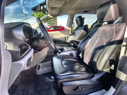Used 2023 Chrysler Pacifica Touring-L FWD image 18