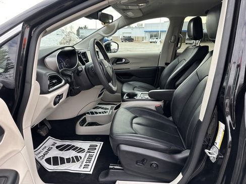 Used 2024 Chrysler Pacifica Touring-L image 10
