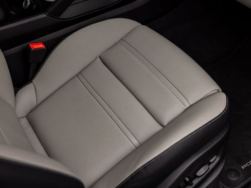 Certified 2025 Porsche Cayenne AWD/4WD image 35