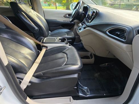 Used 2021 Chrysler Pacifica Touring-L image 11