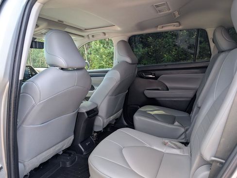 Used 2022 Toyota Highlander XLE AWD/4WD image 22