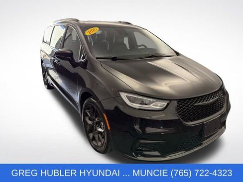Used 2025 Chrysler Pacifica Limited FWD image 1