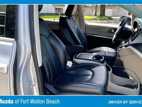 Used 2023 Chrysler Pacifica Touring-L FWD image 29