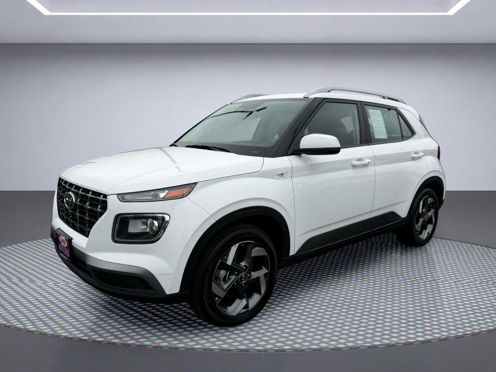 Used 2025 Hyundai Venue SEL FWD image 1