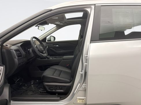 Used 2023 Nissan Rogue SV w/ SV Premium B Package image 11