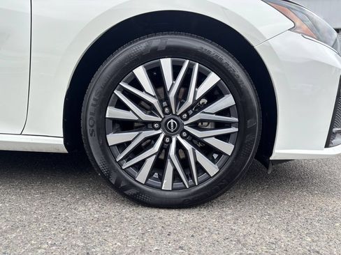Used 2025 Nissan Altima 2.5 SV FWD image 10