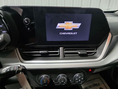 Used 2024 Chevrolet Trax LS w/ LS Convenience Package FWD image 12