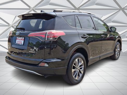 Used 2018 Toyota RAV4 XLE w/ Convenience Package AWD/4WD image 4