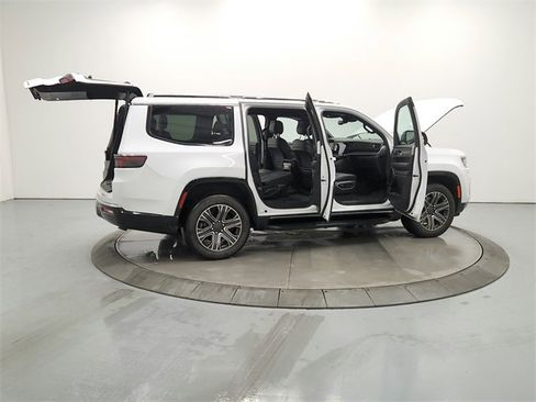Used 2024 Jeep Wagoneer Series II w/ Flexible Seating Group image 15