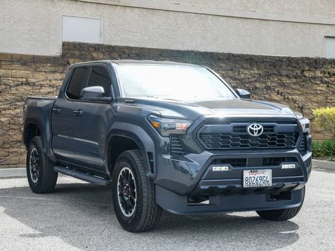 Used 2025 Toyota Tacoma TRD Off-Road image 3
