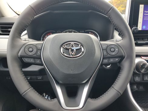 Used 2025 Toyota RAV4 XLE image 24