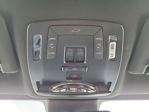 Used 2025 Toyota Sienna XSE FWD image 21