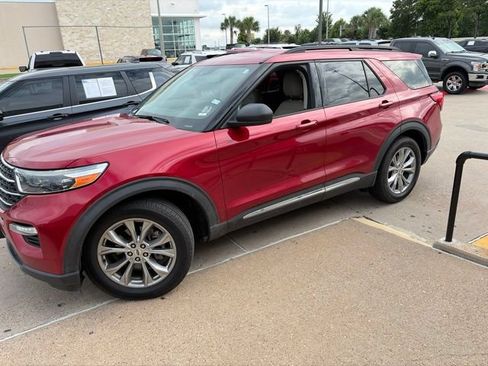Used 2021 Ford Explorer XLT w/ Equipment Group 202A RWD image 2
