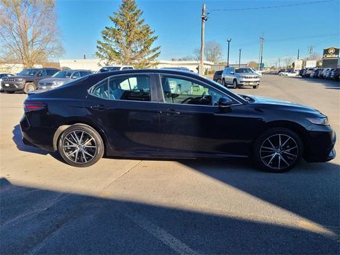 Used 2023 Toyota Camry SE image 3