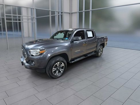 Used 2018 Toyota Tacoma TRD Sport w/ Exterior Package AWD/4WD image 4