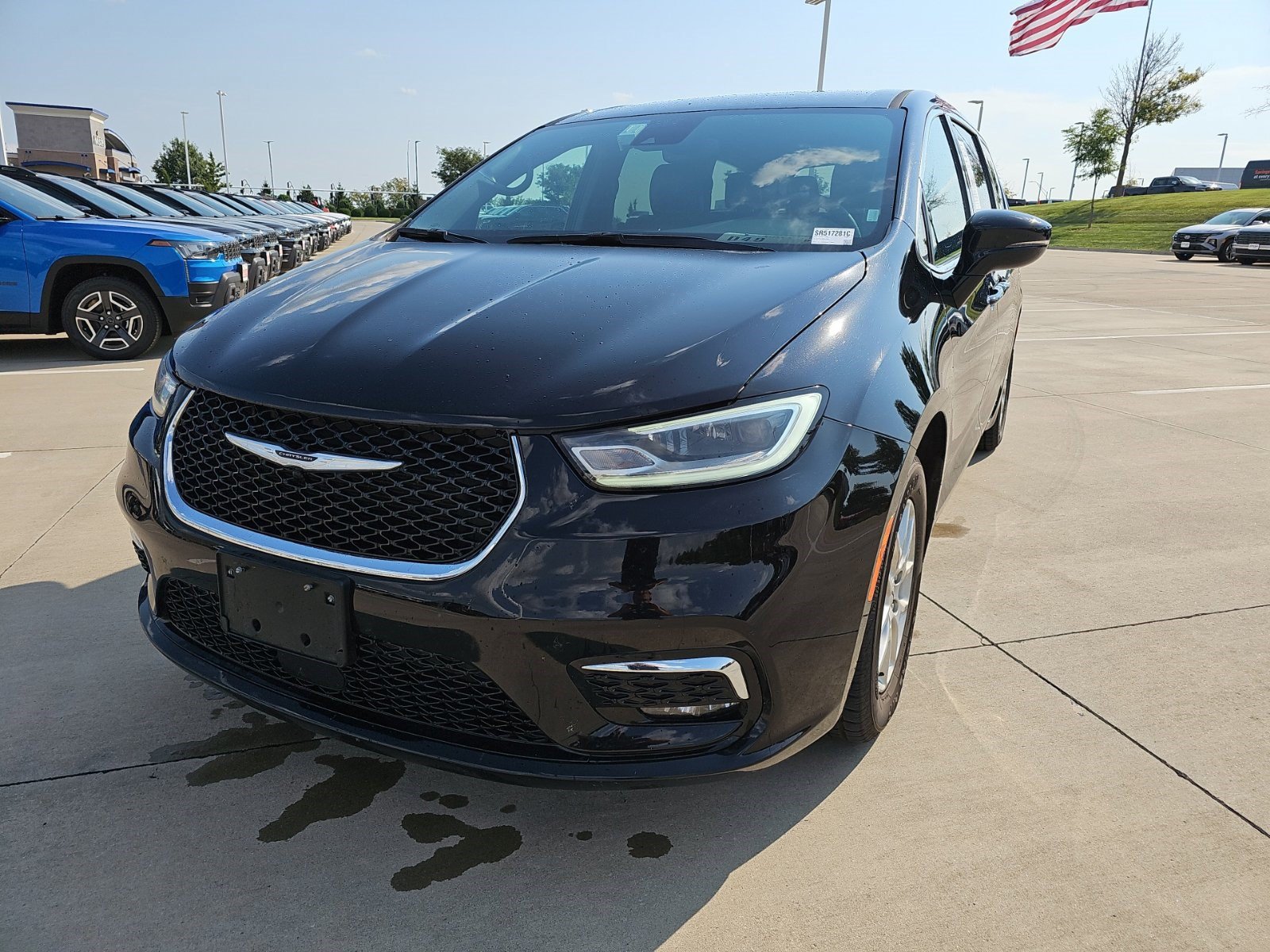 Used 2025 Chrysler Pacifica Select FWD image 2
