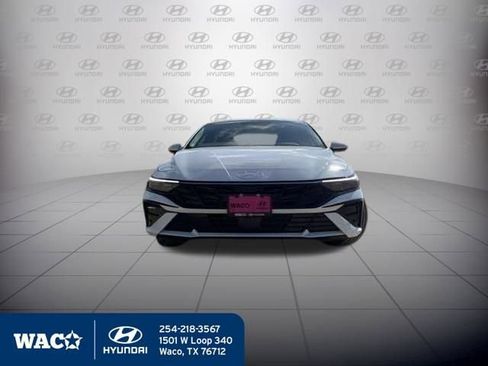 Used 2025 Hyundai Elantra Sport image 2