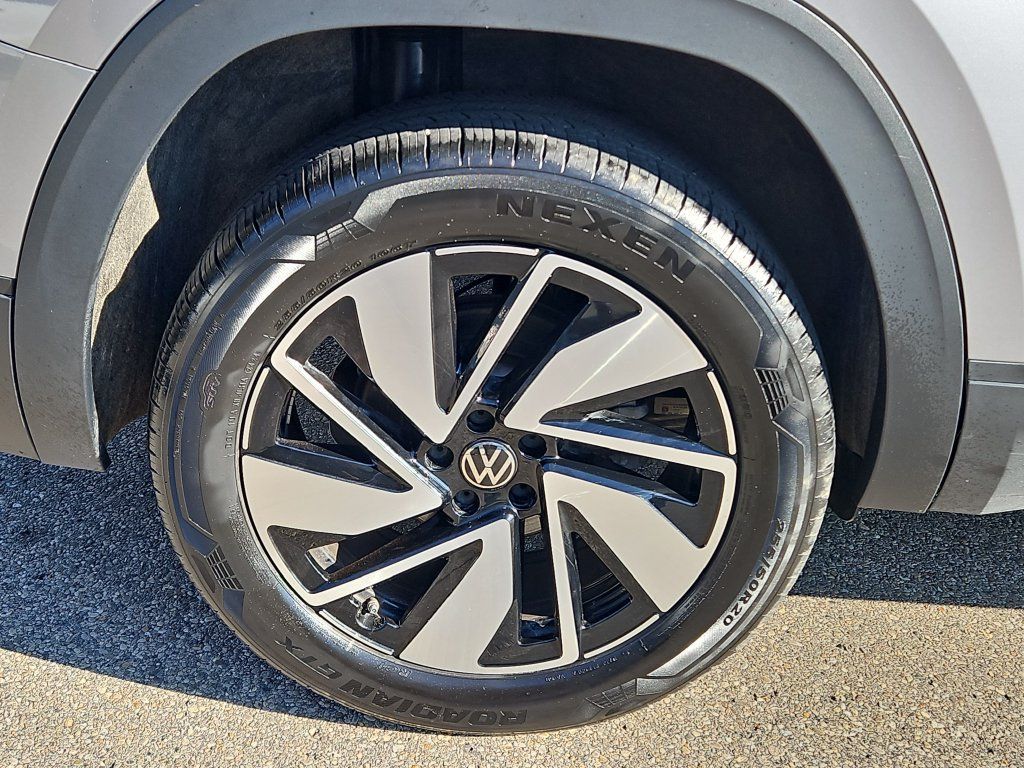 Used 2025 Volkswagen Atlas SE AWD/4WD image 5