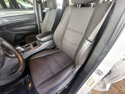 Used 2019 Jeep Grand Cherokee Laredo image 13