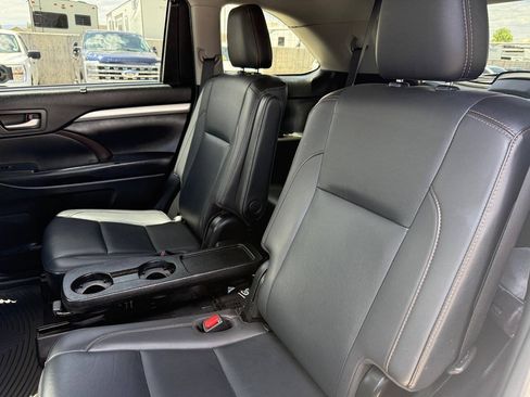 Used 2019 Toyota Highlander XLE AWD/4WD image 22