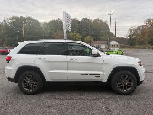 Used 2016 Jeep Grand Cherokee Laredo 75th Anniversary image 6