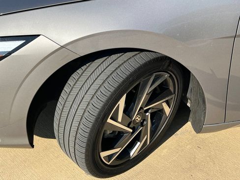 Used 2025 Hyundai Elantra SEL FWD image 9