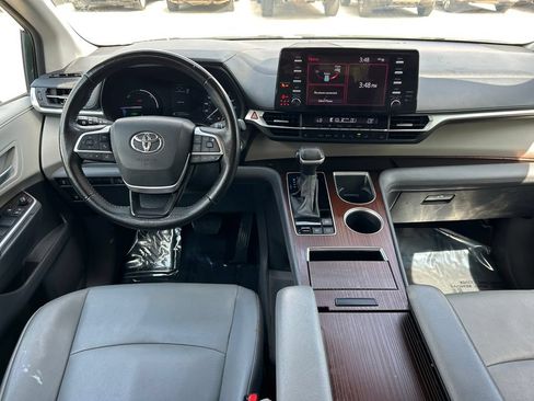 Used 2023 Toyota Sienna XLE FWD image 16