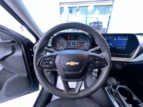 Used 2025 Chevrolet Trax LS w/ LS Convenience Package FWD image 15