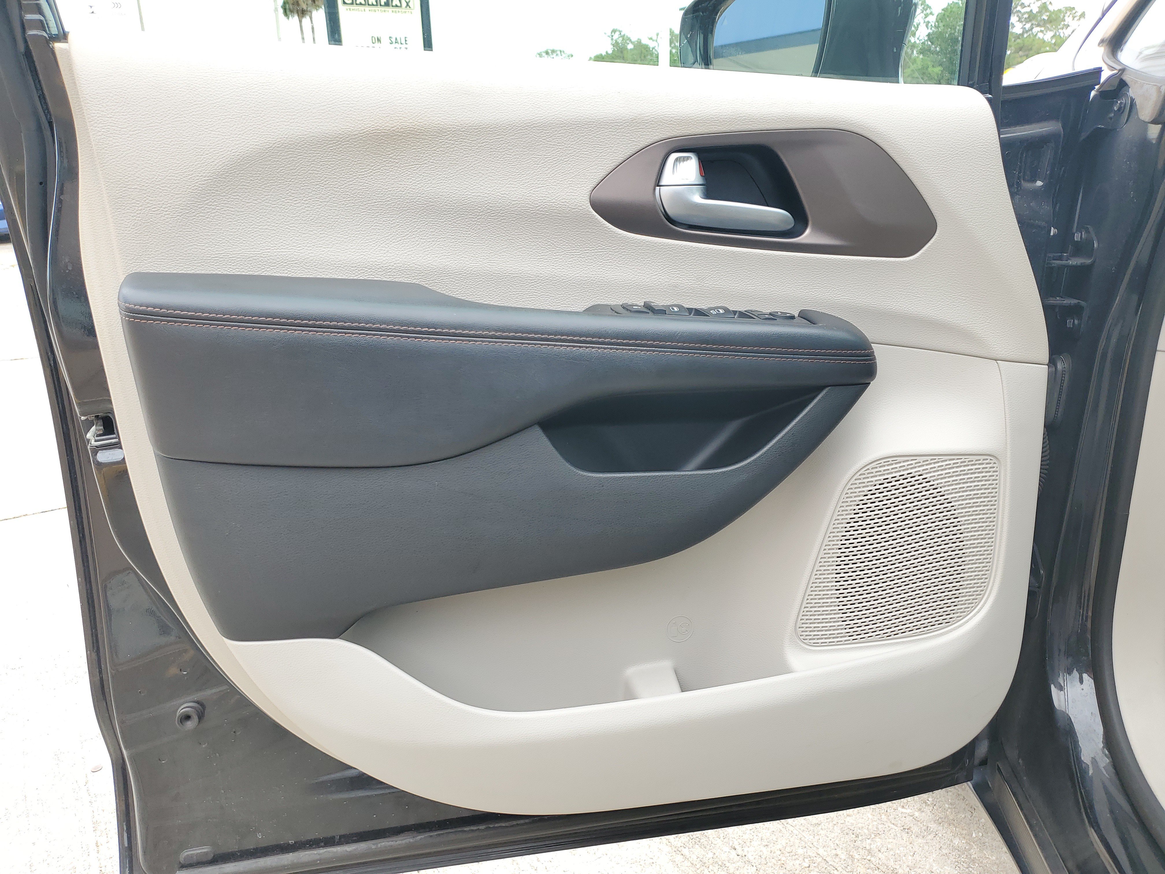 Used 2018 Chrysler Pacifica Touring-L FWD image 17