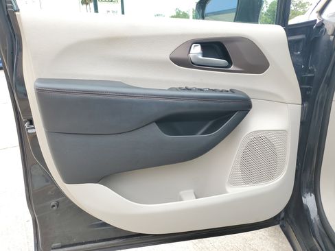Used 2018 Chrysler Pacifica Touring-L FWD image 17