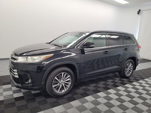Used 2019 Toyota Highlander XLE AWD/4WD image 2