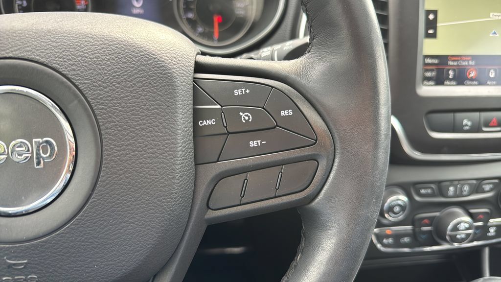 Used 2019 Jeep Cherokee Trailhawk AWD/4WD image 21
