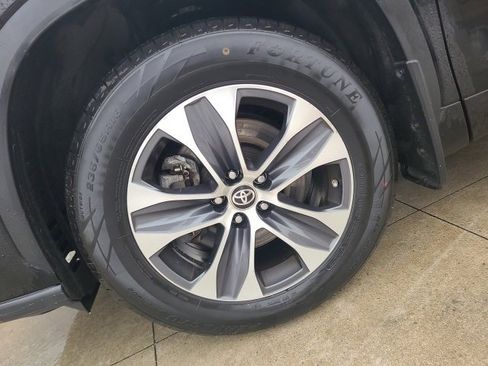 Used 2024 Toyota Highlander XLE image 12