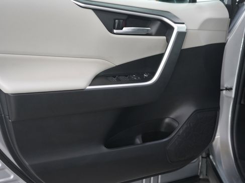 Used 2022 Toyota RAV4 XLE image 18