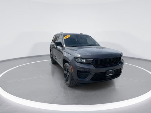 Used 2023 Jeep Grand Cherokee Altitude AWD/4WD image 2