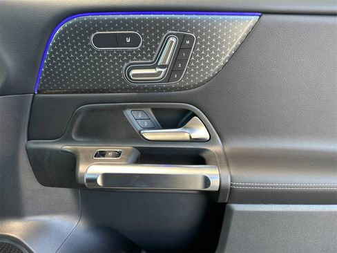 New 2025 Mercedes-Benz GLB 250 4MATIC image 18